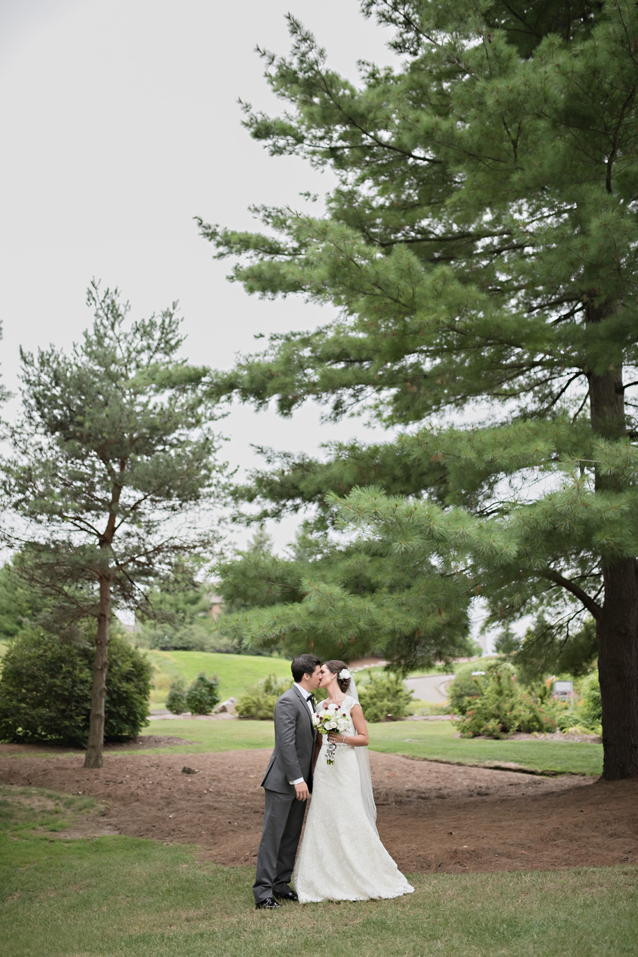 Bride and Groom outdoor portraits. Outdoor summer wedding l Black tie country club wedding l Rustic bouquet