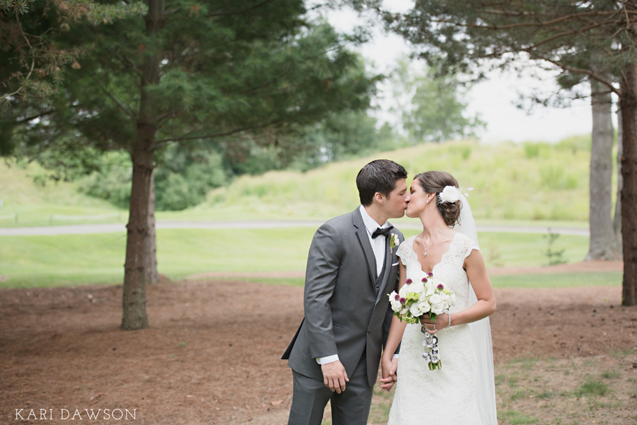 Bride and Groom outdoor portraits. Outdoor summer wedding l Black tie country club wedding l Rustic bouquet