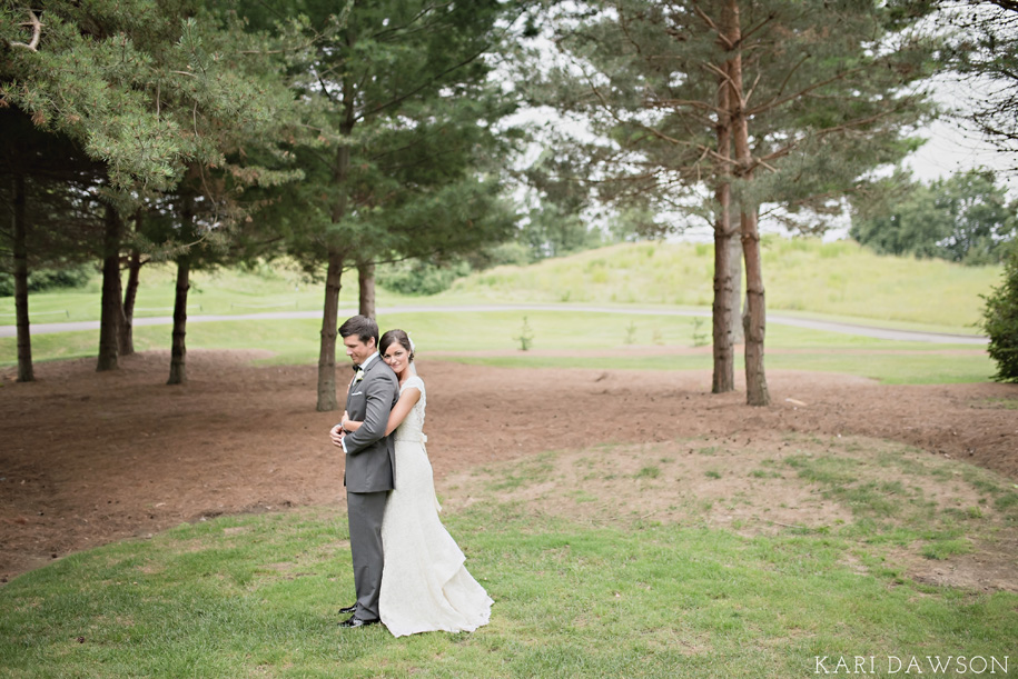 Bride and Groom outdoor portraits. Outdoor summer wedding l Black tie country club wedding l Rustic bouquet