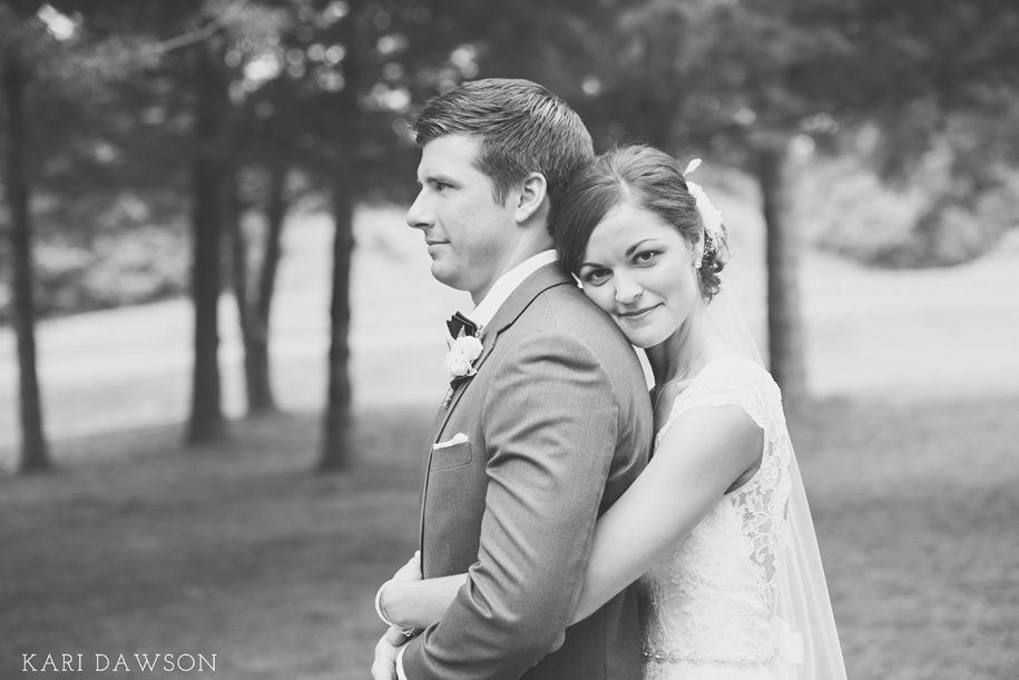 Bride and Groom outdoor portraits. Outdoor summer wedding l Black tie country club wedding l Rustic bouquet