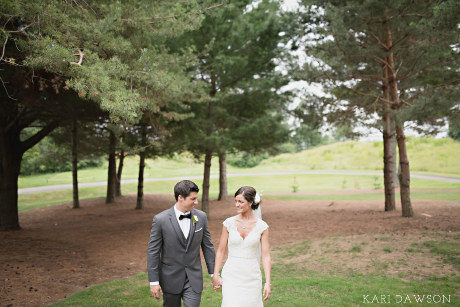 Bride and Groom outdoor portraits. Outdoor summer wedding l Black tie country club wedding l Rustic bouquet