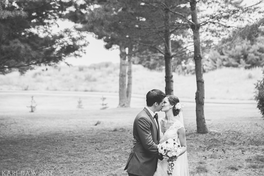 Bride and Groom outdoor portraits. Outdoor summer wedding l Black tie country club wedding l Rustic bouquet