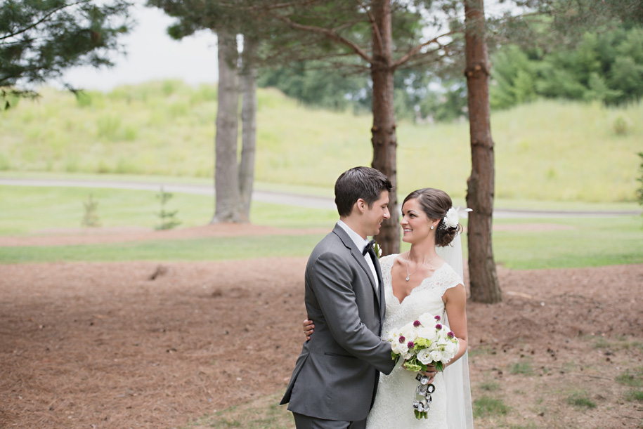 Bride and Groom outdoor portraits. Outdoor summer wedding l Black tie country club wedding l Rustic bouquet