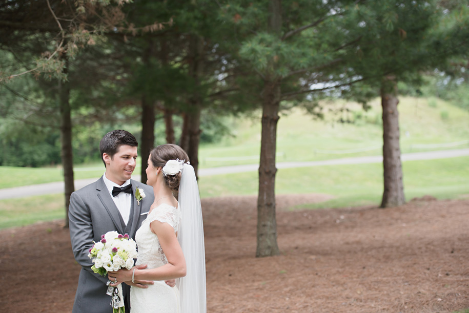 Bride and Groom outdoor portraits. Outdoor summer wedding l Black tie country club wedding l Rustic bouquet