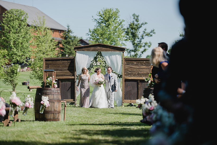 the valley at frutig farms outdoor barn wedding85