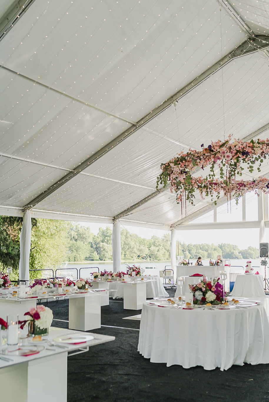 Intimate Jewish summer backyard wedding at a private residence in Bloomfield Hills, Michigan provided by Kari Dawson, top-rated Michigan wedding photographer, and her team. 