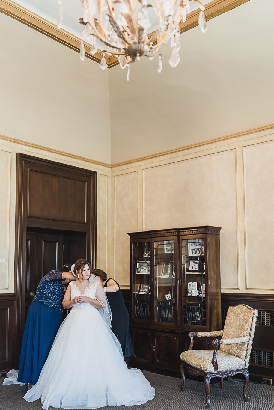 A fall Grosse Pointe Yacht Club wedding in Grosse Pointe, Michigan provided by Kari Dawson, top-rated Metro Detroit wedding photographer, and her team.