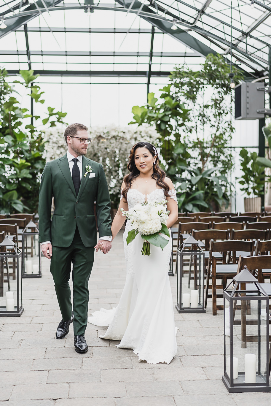 A magical winter Planterra garden wedding with a green color palette in West Bloomfield, Michigan provided by Kari Dawson Photograhy.