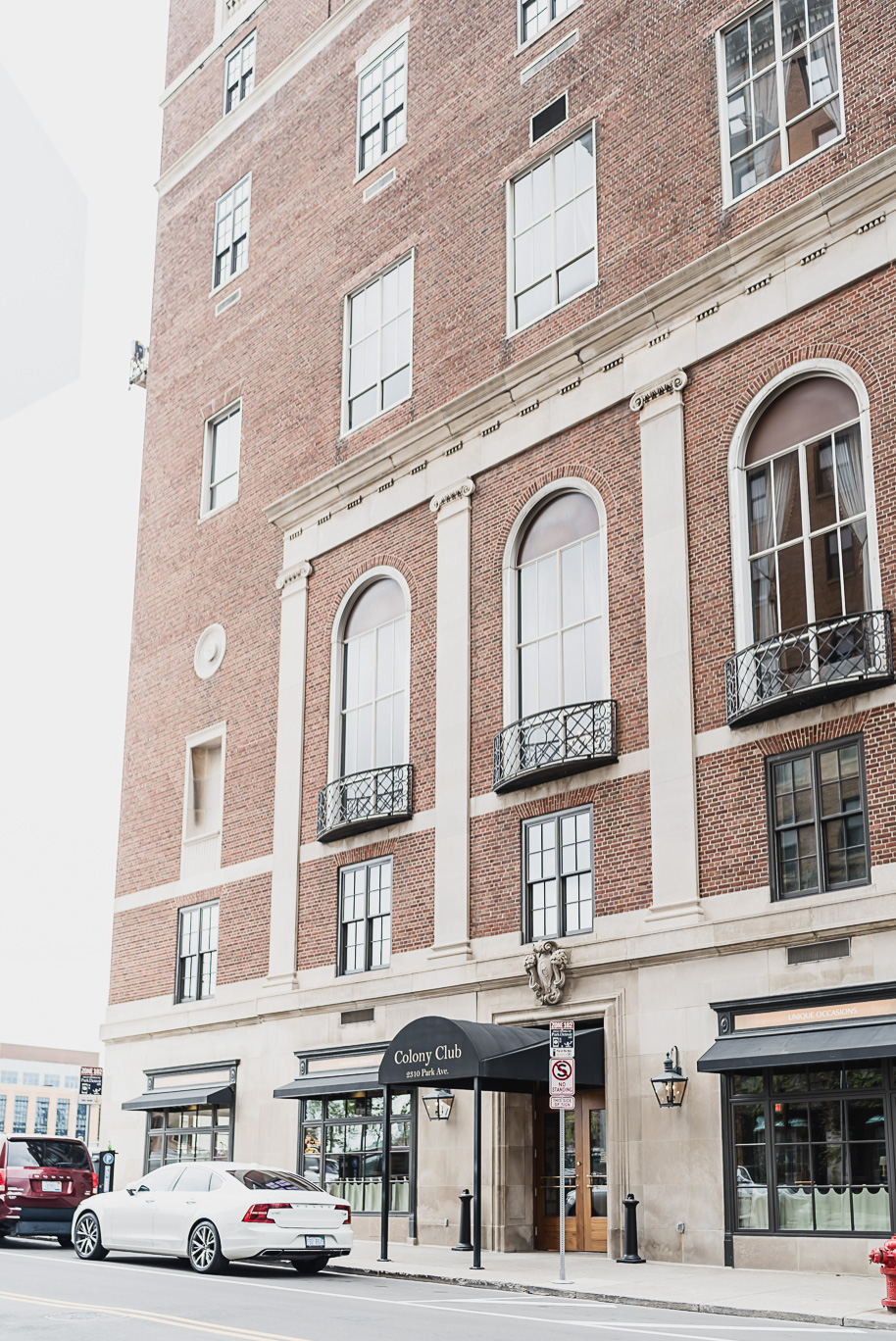 A vibrant classic Colony Club wedding in downtown Detroit Michigan provided by Kari Dawson, top-rated Detroit wedding photographer, and her team.