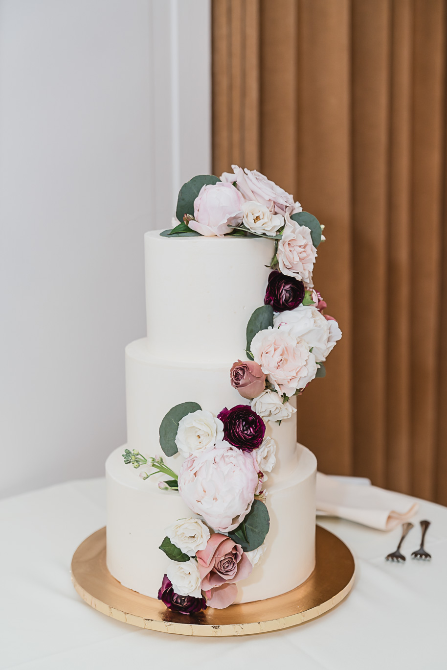 A classic black-tie summer Palestinian wedding in Detroit at the Colony Club by Kari Dawson, top-rated Detroit wedding photographer, and her team.