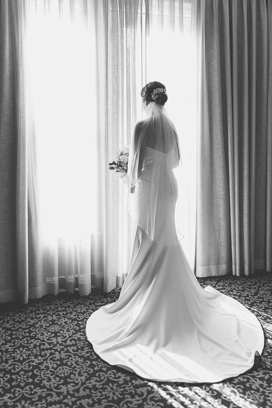 A romantic late summer intimate wedding at the Royal Park Hotel in Rochester, Michigan provided by top-rated Rochester wedding photograher Kari Dawson and her team.