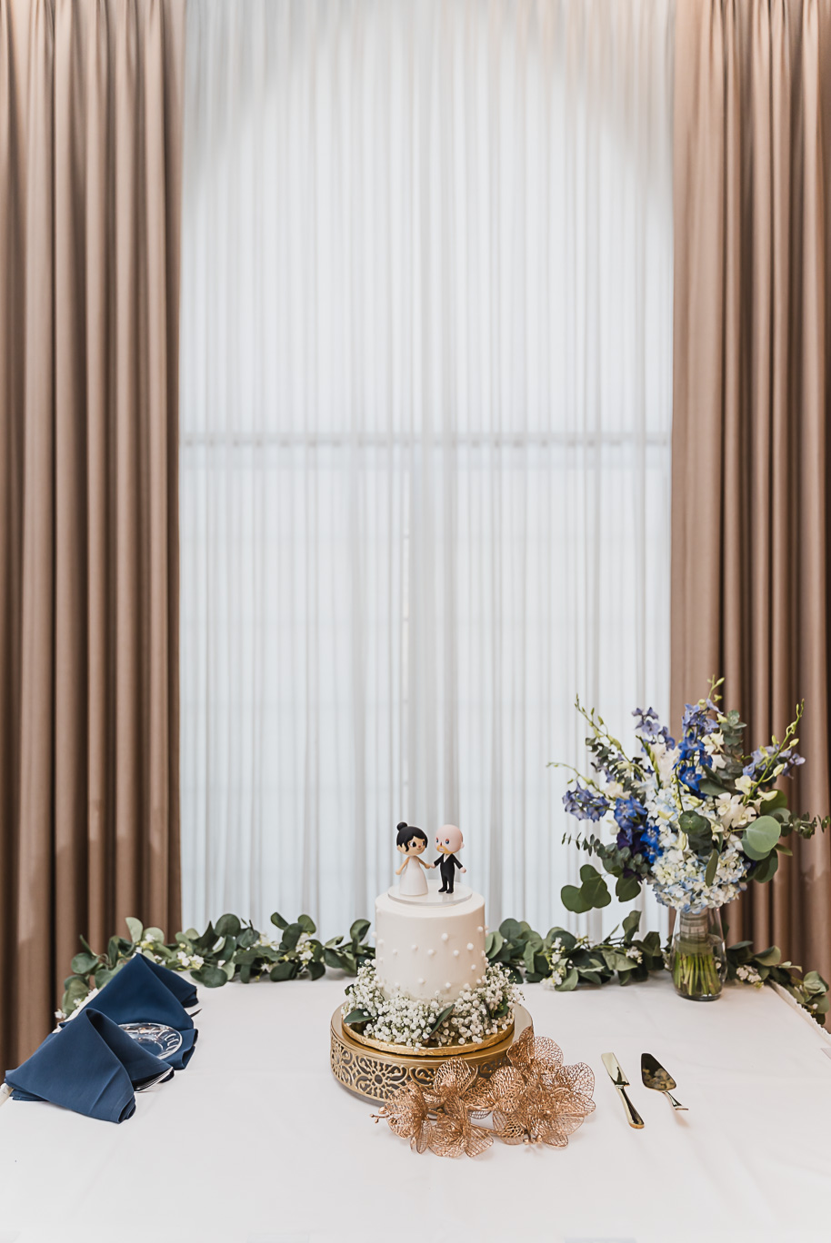 A classic navy and black summer San Marino Club wedding in Sterling Heights provided by top-rated Detroit wedding photographer Kari Dawson.