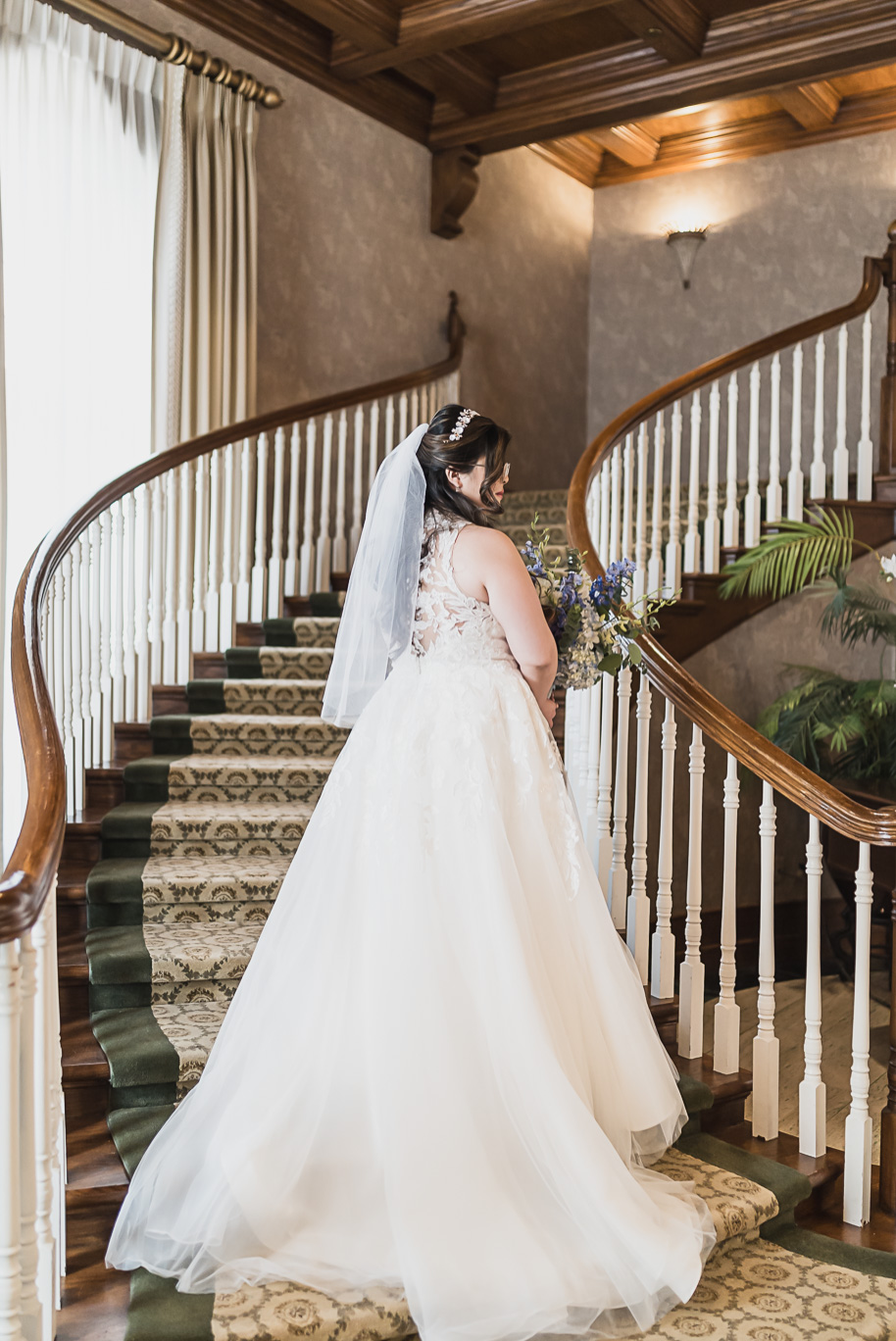 A classic navy and black summer San Marino Club wedding in Sterling Heights provided by top-rated Detroit wedding photographer Kari Dawson.