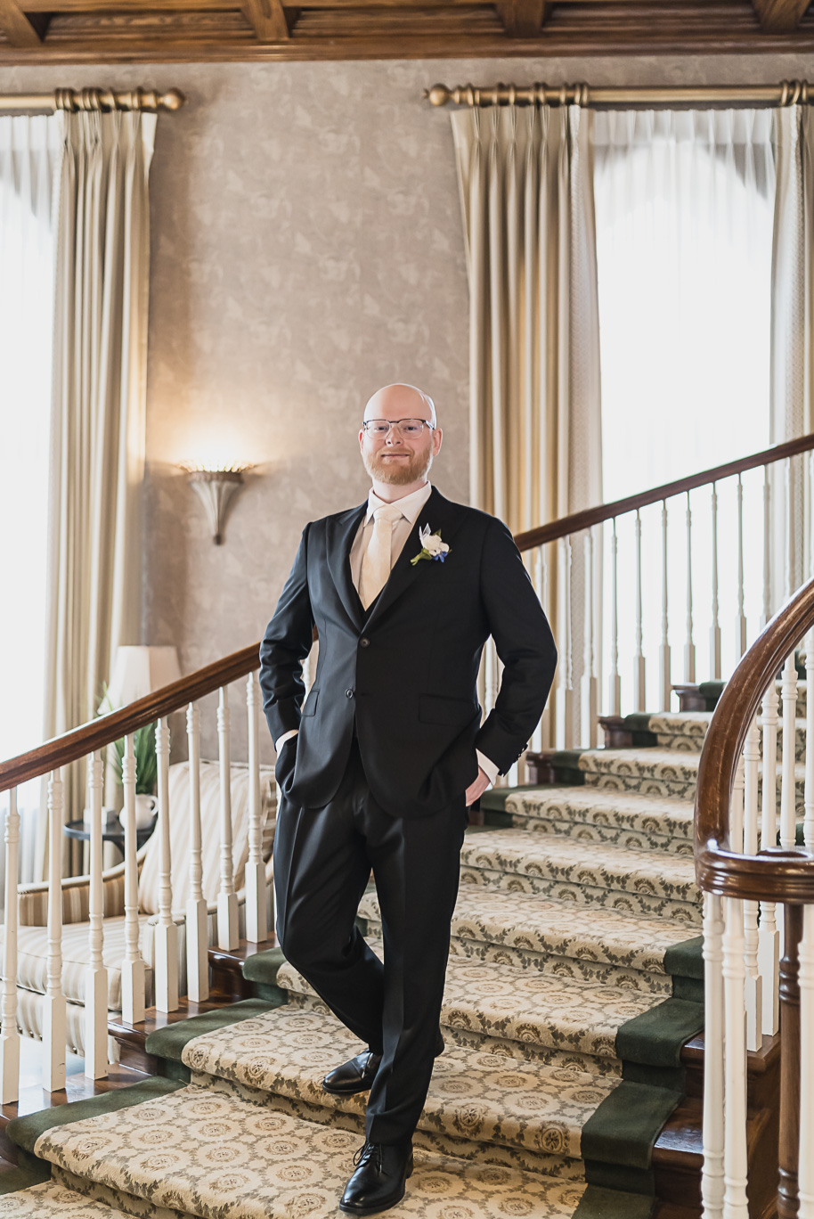 A classic navy and black summer San Marino Club wedding in Sterling Heights provided by top-rated Detroit wedding photographer Kari Dawson.