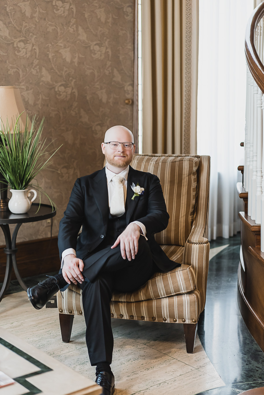 A classic navy and black summer San Marino Club wedding in Sterling Heights provided by top-rated Detroit wedding photographer Kari Dawson.