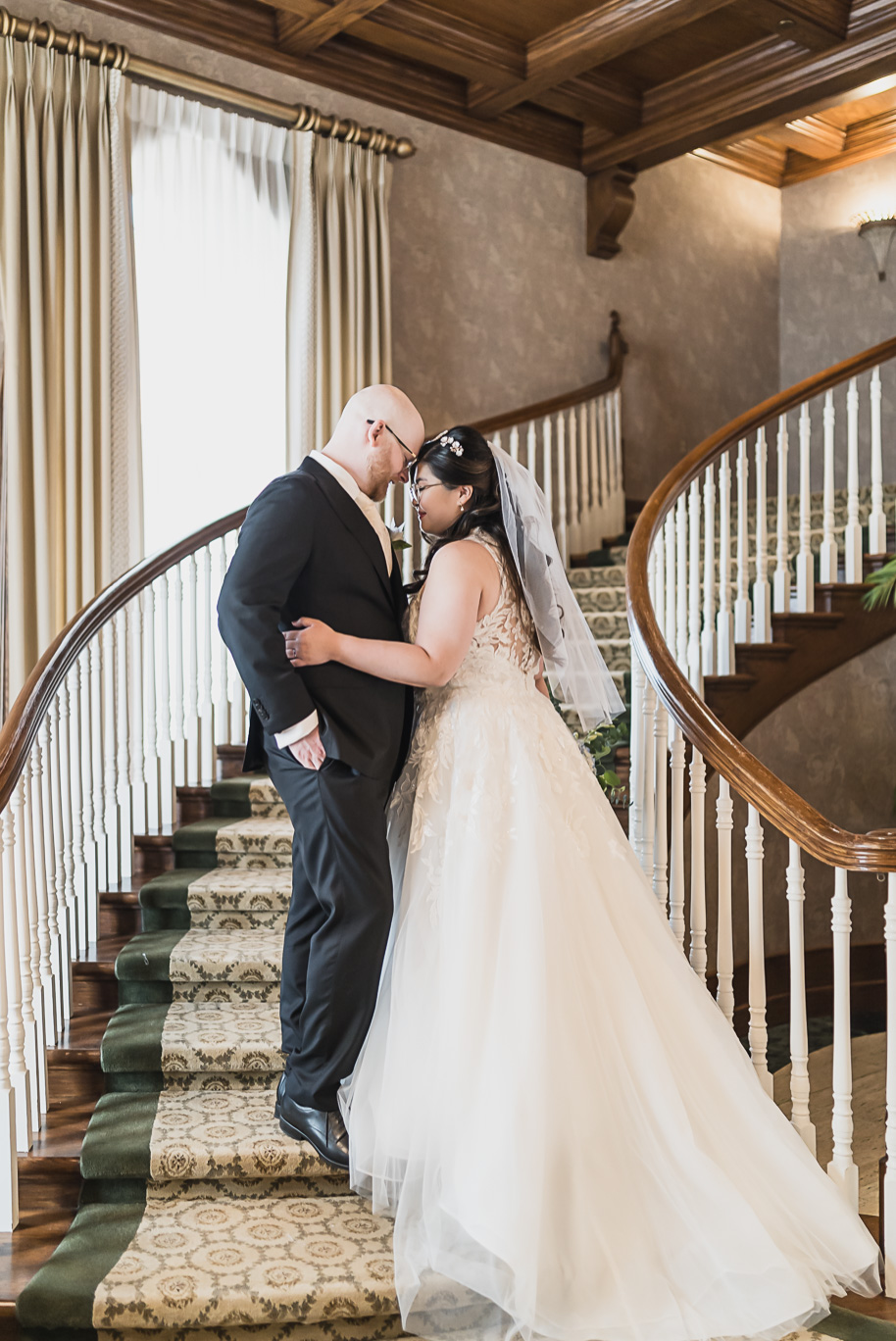 A classic navy and black summer San Marino Club wedding in Sterling Heights provided by top-rated Detroit wedding photographer Kari Dawson.