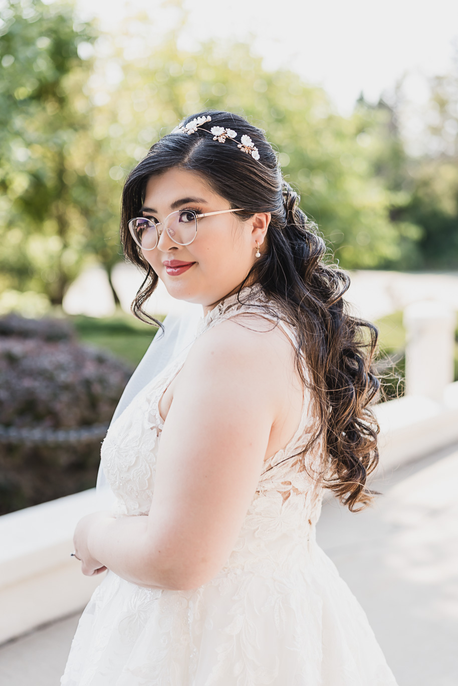 A classic navy and black summer San Marino Club wedding in Sterling Heights provided by top-rated Detroit wedding photographer Kari Dawson.