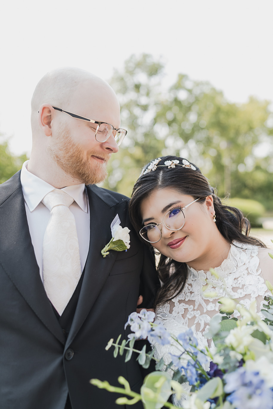 A classic navy and black summer San Marino Club wedding in Sterling Heights provided by top-rated Detroit wedding photographer Kari Dawson.