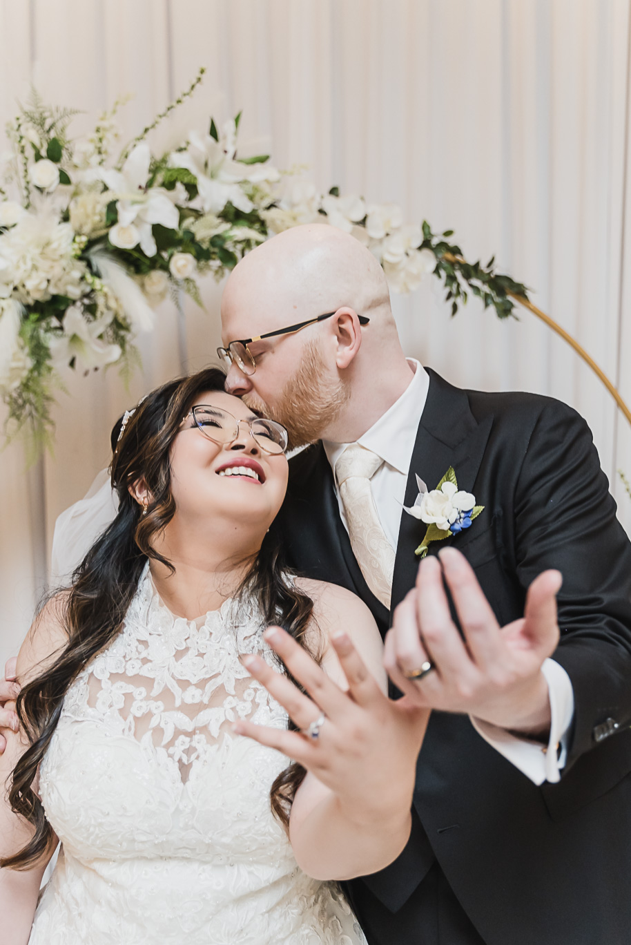 A classic navy and black summer San Marino Club wedding in Sterling Heights provided by top-rated Detroit wedding photographer Kari Dawson.