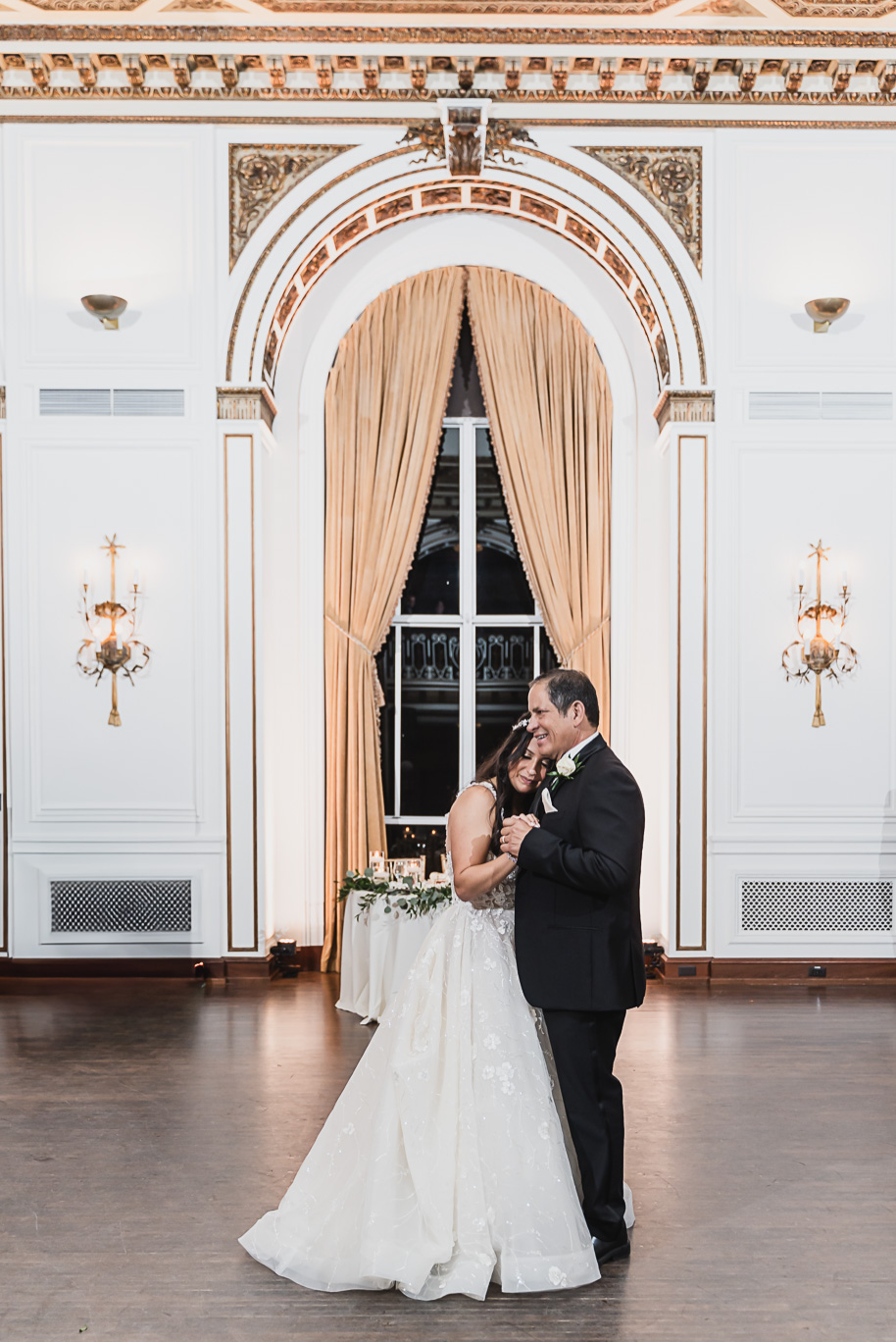 A romantic fall Colony Club wedding in Detroit, MI provided by Kari Dawson, top-rated Detroit wedding photographer and her team.