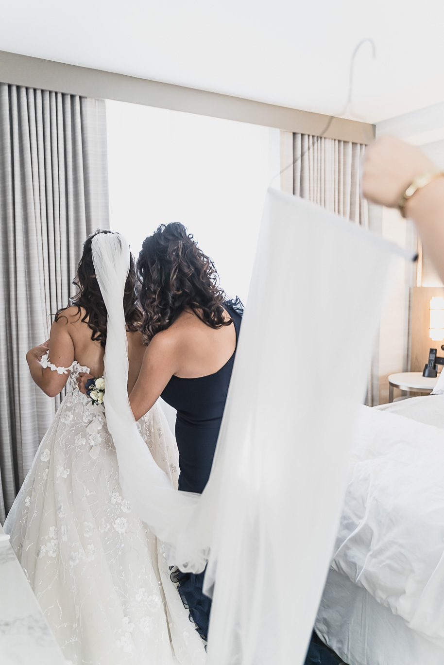 A romantic fall Colony Club wedding in Detroit, MI provided by Kari Dawson, top-rated Detroit wedding photographer and her team.