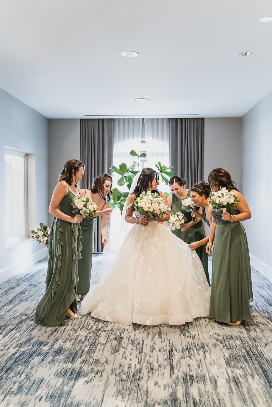 A romantic fall Colony Club wedding in Detroit, MI provided by Kari Dawson, top-rated Detroit wedding photographer and her team.