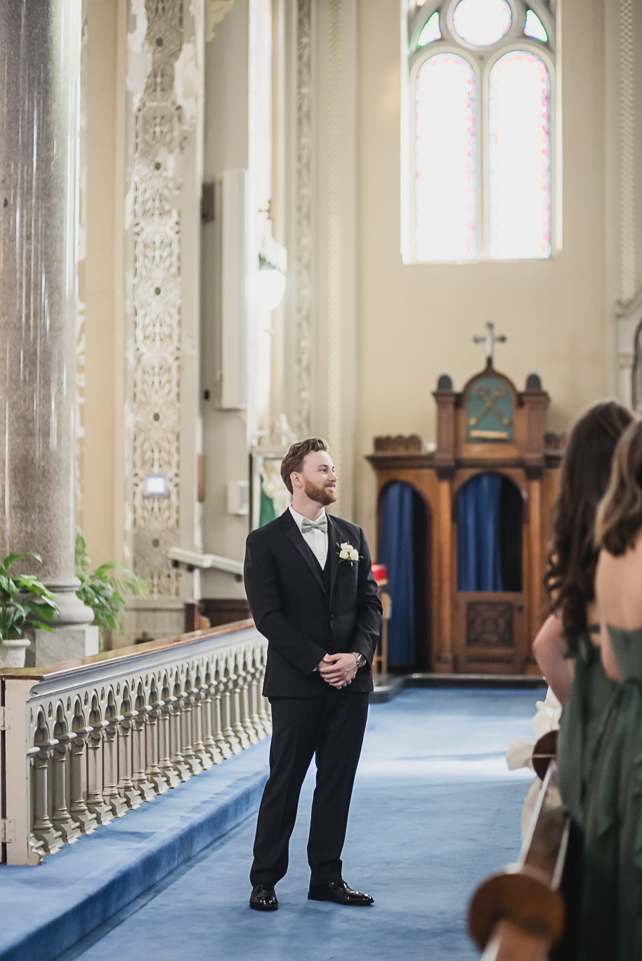 A romantic fall Colony Club wedding in Detroit, MI provided by Kari Dawson, top-rated Detroit wedding photographer and her team.