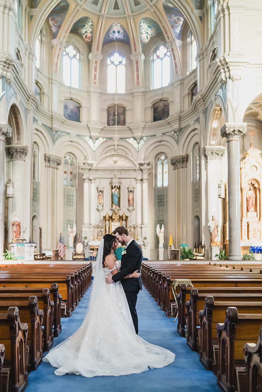 A romantic fall Colony Club wedding in Detroit, MI provided by Kari Dawson, top-rated Detroit wedding photographer and her team.