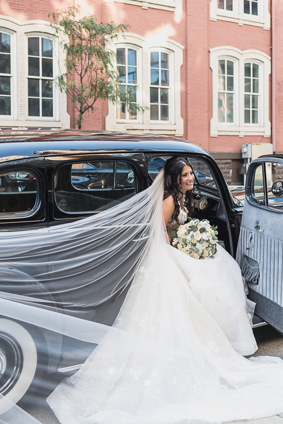 A romantic fall Colony Club wedding in Detroit, MI provided by Kari Dawson, top-rated Detroit wedding photographer and her team.