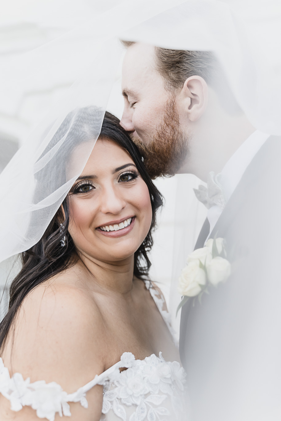 A romantic fall Colony Club wedding in Detroit, MI provided by Kari Dawson, top-rated Detroit wedding photographer and her team.