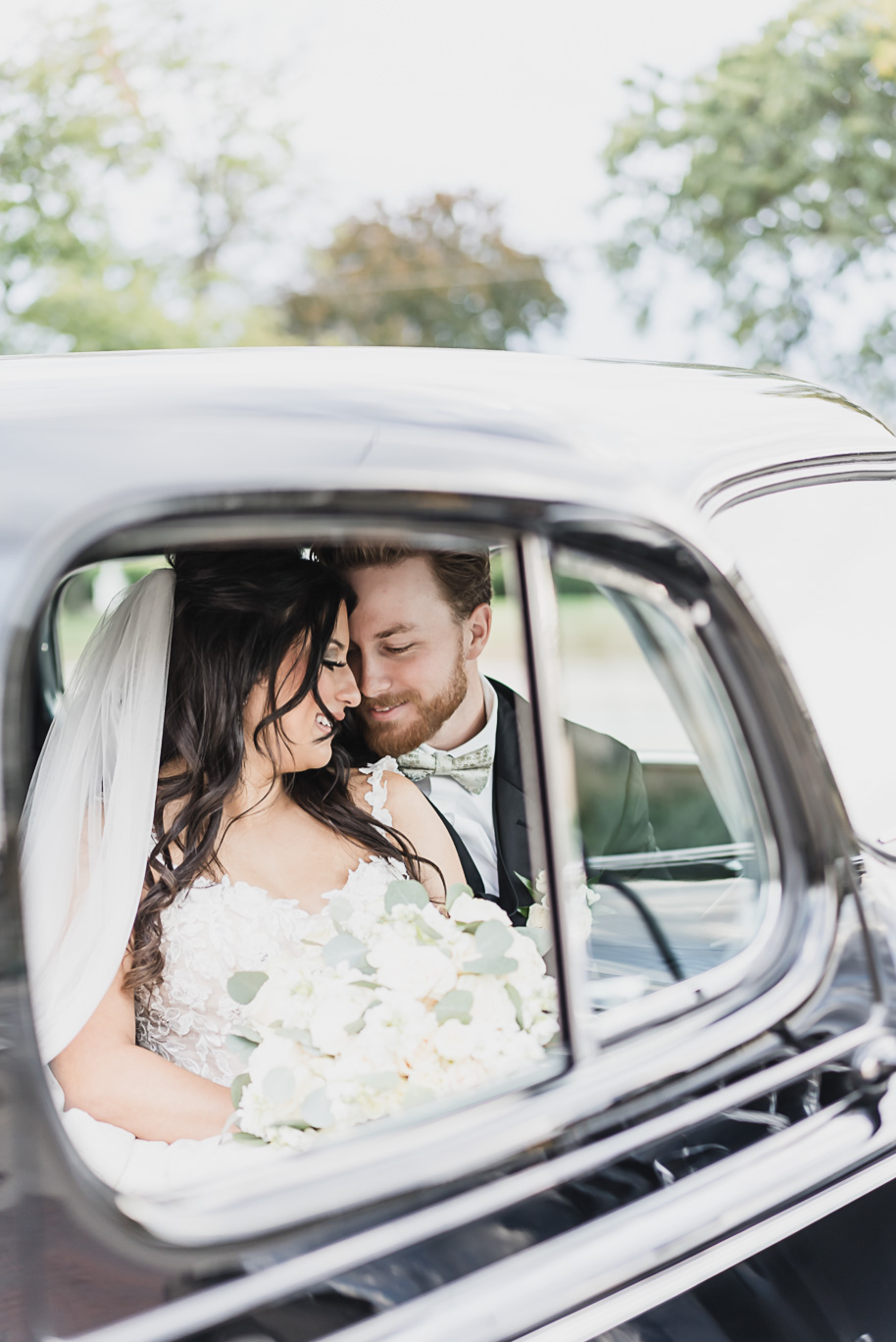 A romantic fall Colony Club wedding in Detroit, MI provided by Kari Dawson, top-rated Detroit wedding photographer and her team.