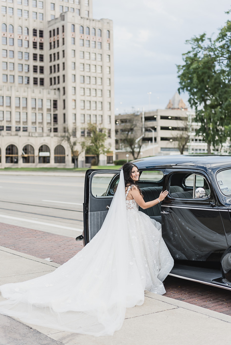 A romantic fall Colony Club wedding in Detroit, MI provided by Kari Dawson, top-rated Detroit wedding photographer and her team.