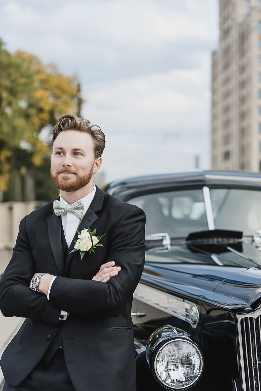 A romantic fall Colony Club wedding in Detroit, MI provided by Kari Dawson, top-rated Detroit wedding photographer and her team.