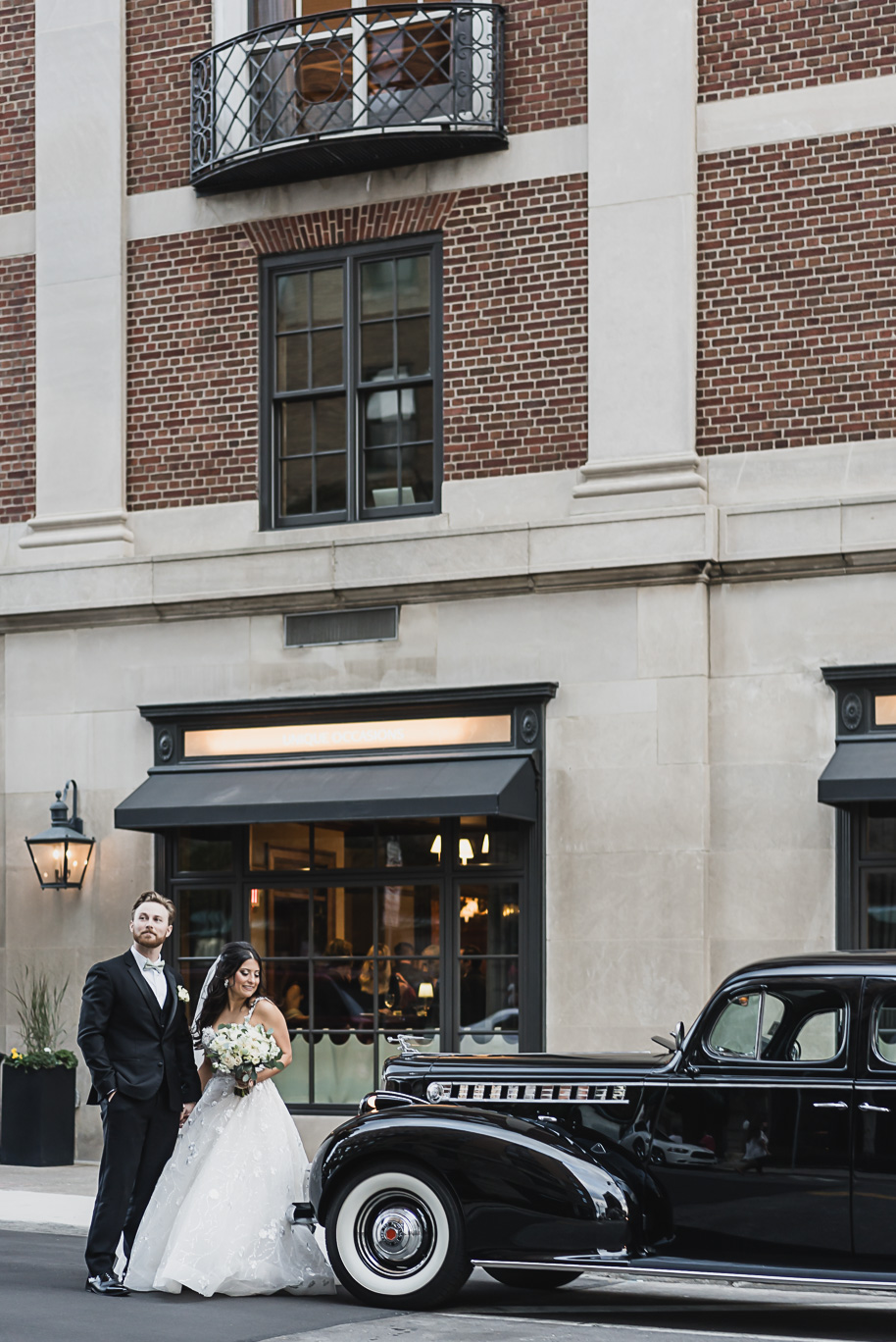 A romantic fall Colony Club wedding in Detroit, MI provided by Kari Dawson, top-rated Detroit wedding photographer and her team.