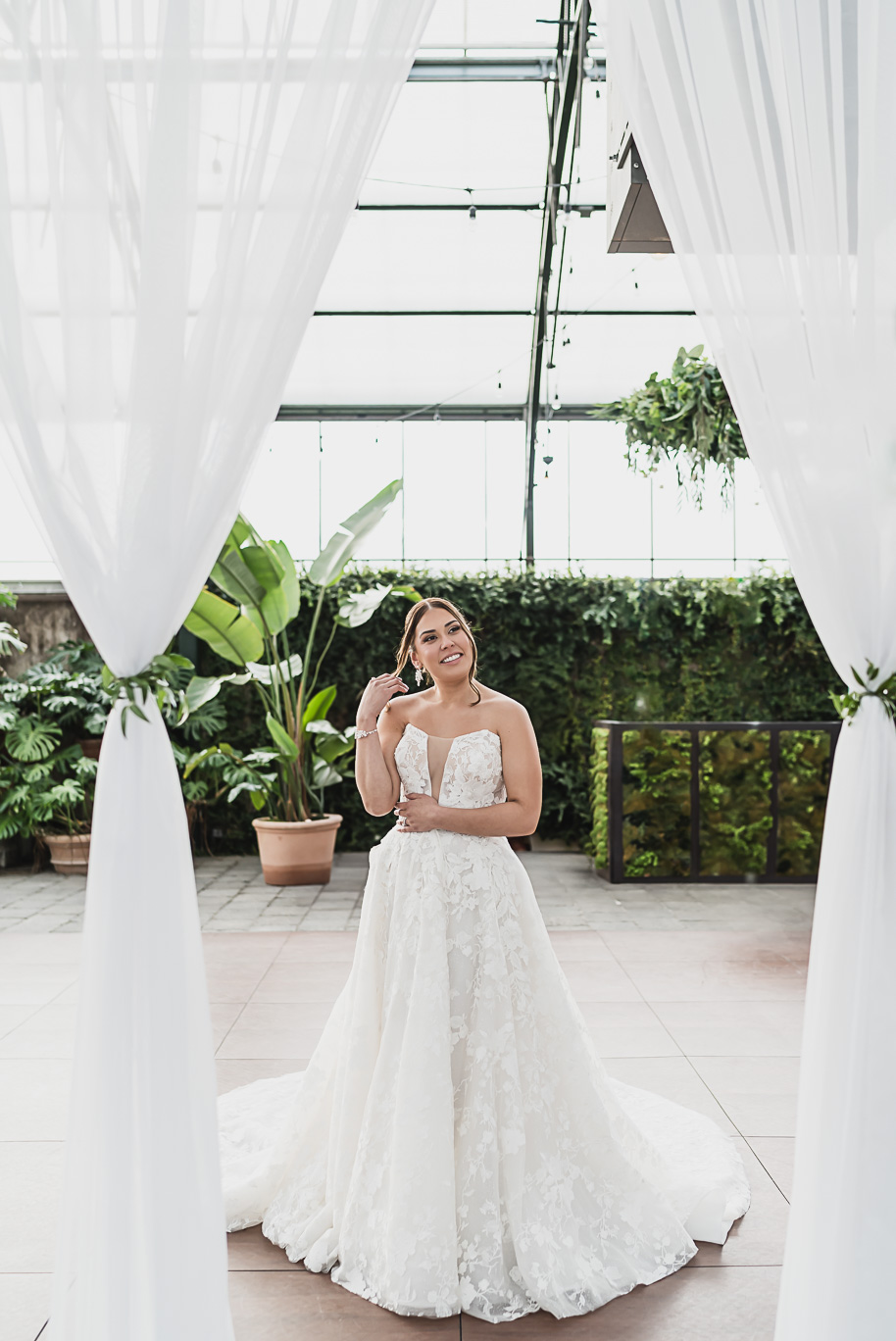 A classic black and white black tie winter Planterra wedding in West Bloomfield, Michigan provided by top-rated Detroit wedding photographer, Kari Dawson and her team.