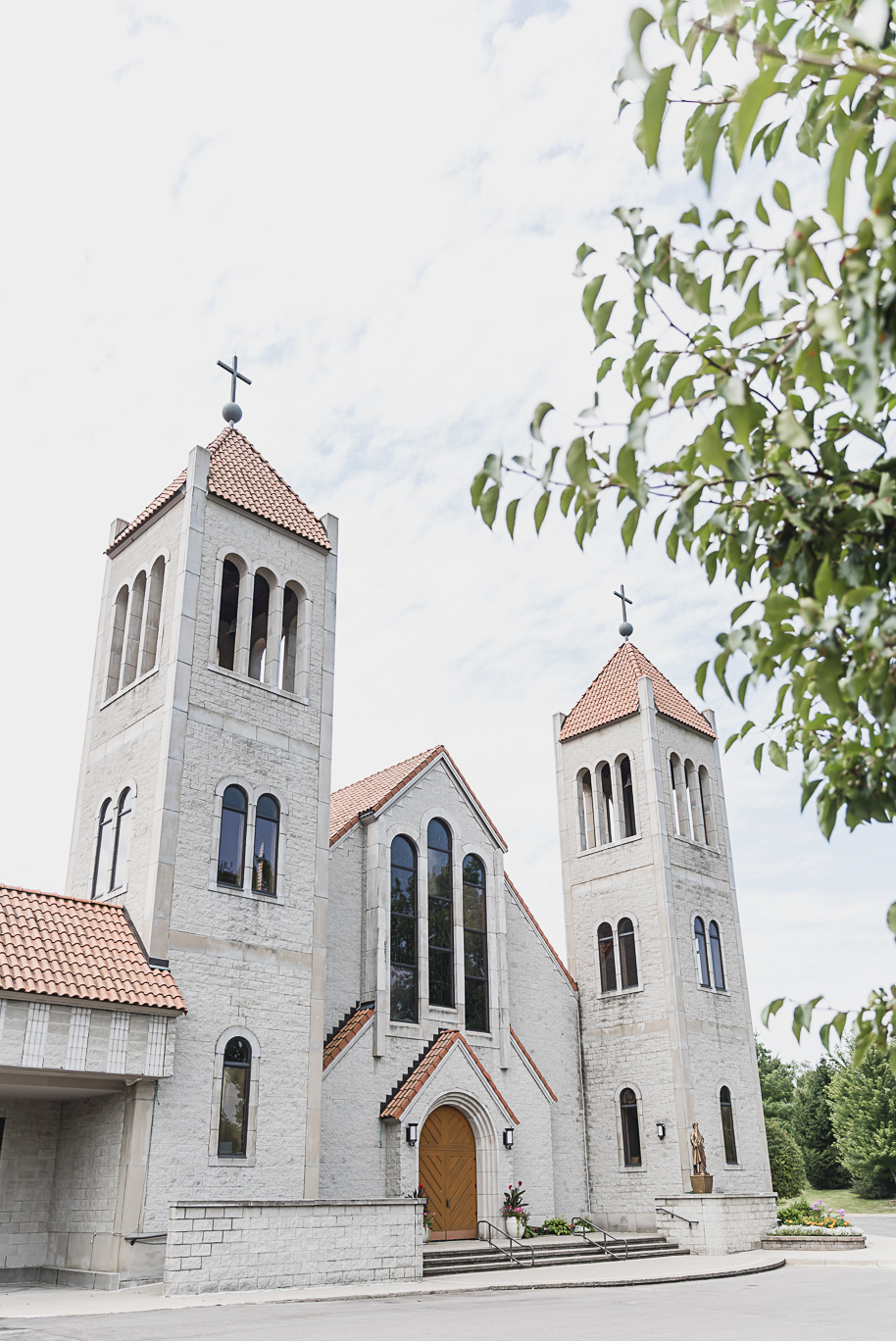 A romantic and elegant Petruzzello wedding in Rochester, Michigan provided by Kari Dawson, top-rated Rochester wedding photographer, and her team. 