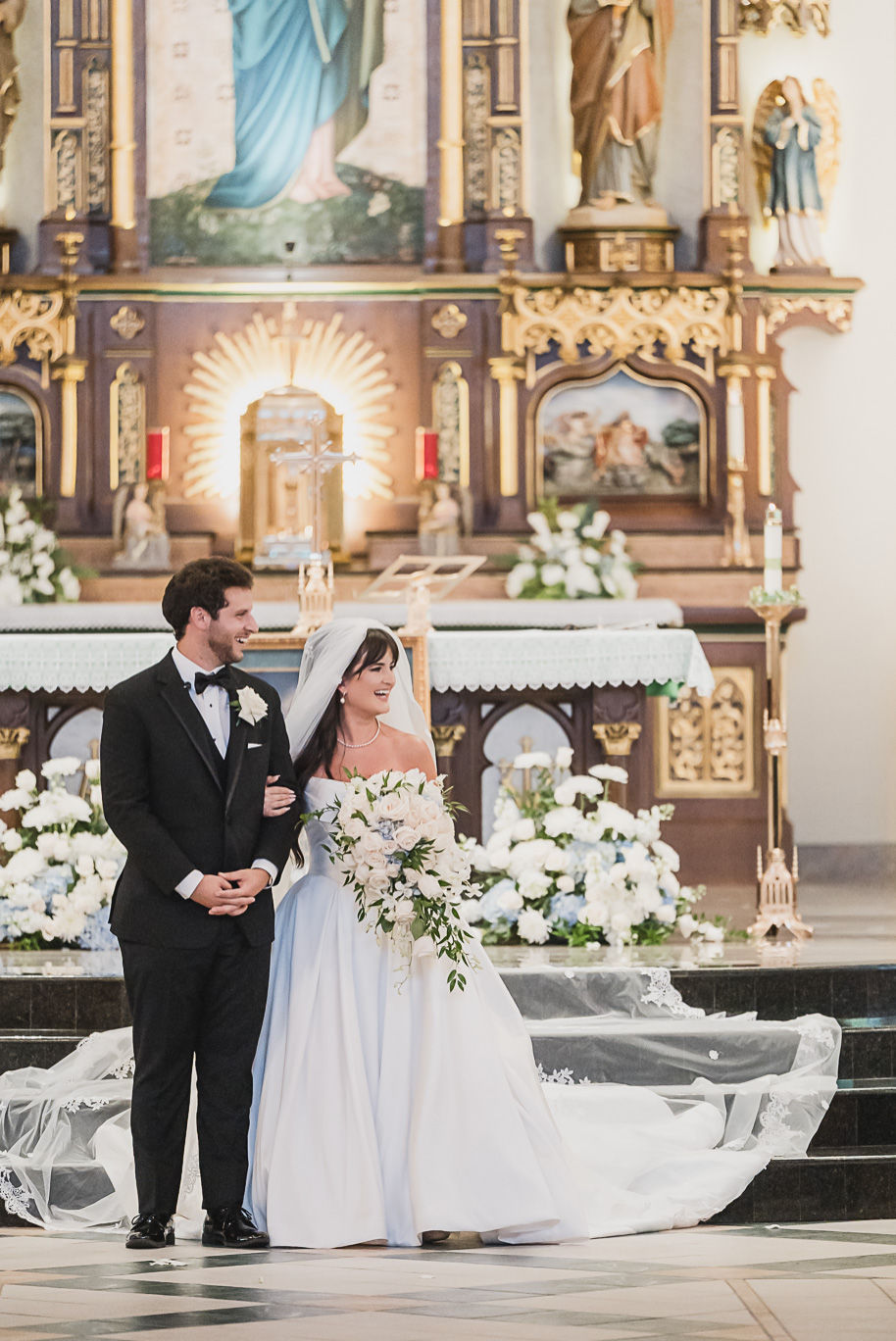 A romantic and elegant Petruzzello wedding in Rochester, Michigan provided by Kari Dawson, top-rated Rochester wedding photographer, and her team. 