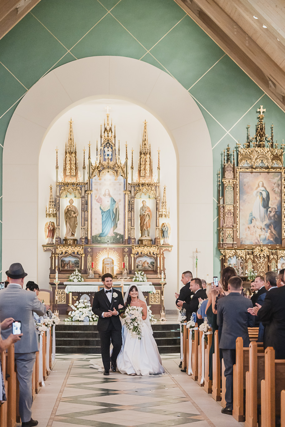 A romantic and elegant Petruzzello wedding in Rochester, Michigan provided by Kari Dawson, top-rated Rochester wedding photographer, and her team. 