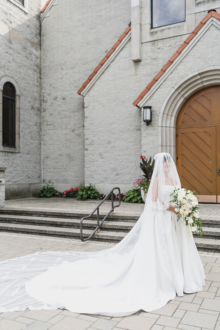 A romantic and elegant Petruzzello wedding in Rochester, Michigan provided by Kari Dawson, top-rated Rochester wedding photographer, and her team. 