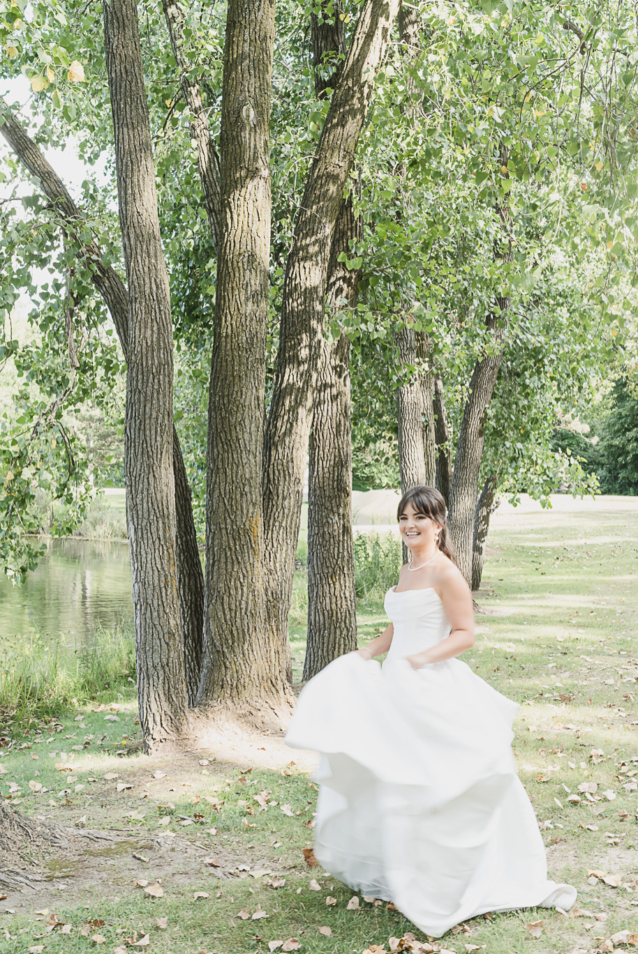 A romantic and elegant Petruzzello wedding in Rochester, Michigan provided by Kari Dawson, top-rated Rochester wedding photographer, and her team. 