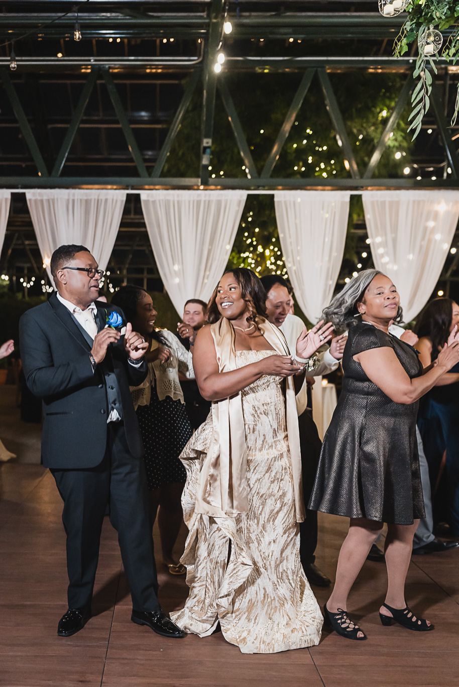 An elegant fall Planterra Conservatory wedding captured by Kari Dawson + Co in Bloomfield Hills, Michigan. This Euro-inspired greenhouse celebration featured lush floral design, golden candlelight, and heartfelt vows beneath the glass canopy. Perfect inspiration for couples dreaming of a romantic Michigan wedding surrounded by nature and timeless architecture.