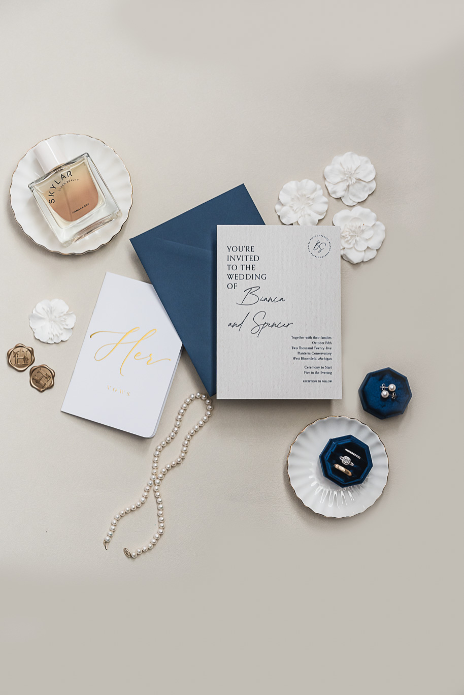 An elegant fall Planterra Conservatory wedding captured by Kari Dawson + Co in Bloomfield Hills, Michigan. This Euro-inspired greenhouse celebration featured lush floral design, golden candlelight, and heartfelt vows beneath the glass canopy. Perfect inspiration for couples dreaming of a romantic Michigan wedding surrounded by nature and timeless architecture.
