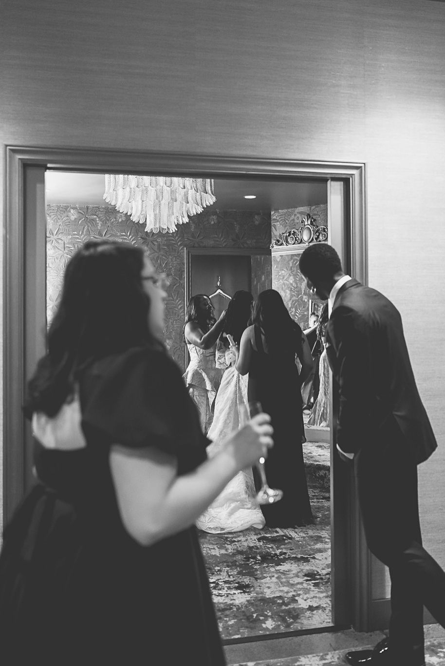 An elegant fall Planterra Conservatory wedding captured by Kari Dawson + Co in Bloomfield Hills, Michigan. This Euro-inspired greenhouse celebration featured lush floral design, golden candlelight, and heartfelt vows beneath the glass canopy. Perfect inspiration for couples dreaming of a romantic Michigan wedding surrounded by nature and timeless architecture.
