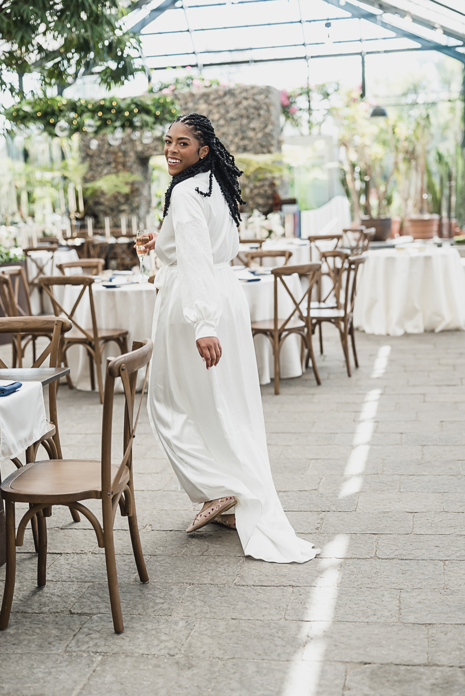 An elegant fall Planterra Conservatory wedding captured by Kari Dawson + Co in Bloomfield Hills, Michigan. This Euro-inspired greenhouse celebration featured lush floral design, golden candlelight, and heartfelt vows beneath the glass canopy. Perfect inspiration for couples dreaming of a romantic Michigan wedding surrounded by nature and timeless architecture.