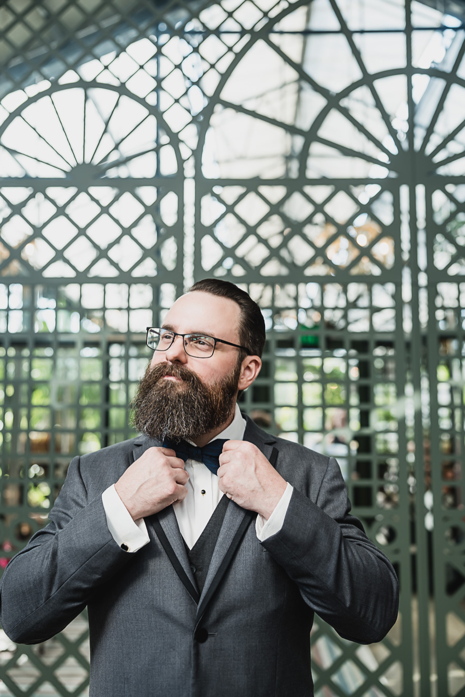 An elegant fall Planterra Conservatory wedding captured by Kari Dawson + Co in Bloomfield Hills, Michigan. This Euro-inspired greenhouse celebration featured lush floral design, golden candlelight, and heartfelt vows beneath the glass canopy. Perfect inspiration for couples dreaming of a romantic Michigan wedding surrounded by nature and timeless architecture.