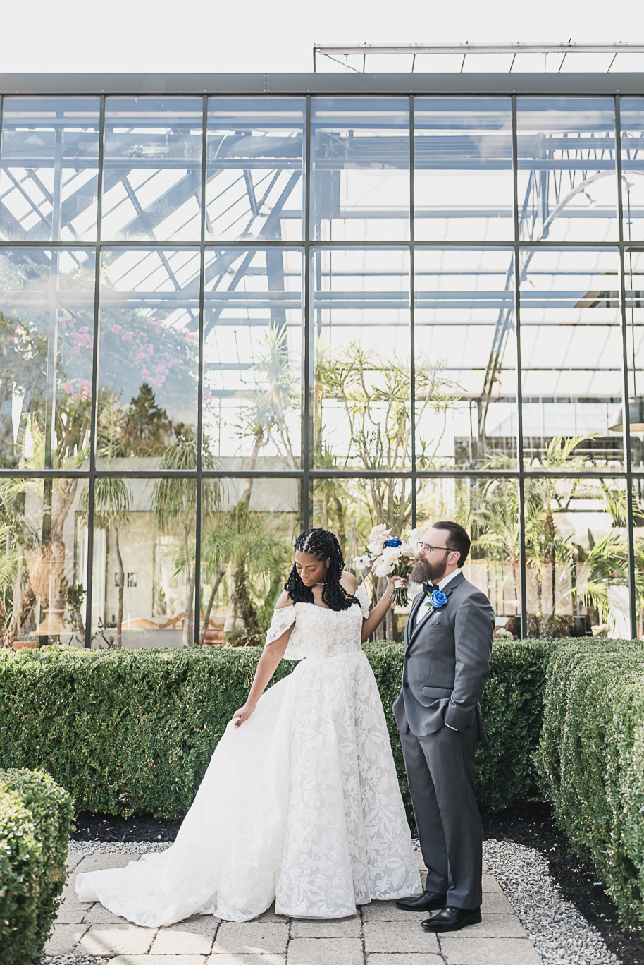 An elegant fall Planterra Conservatory wedding captured by Kari Dawson + Co in Bloomfield Hills, Michigan. This Euro-inspired greenhouse celebration featured lush floral design, golden candlelight, and heartfelt vows beneath the glass canopy. Perfect inspiration for couples dreaming of a romantic Michigan wedding surrounded by nature and timeless architecture.