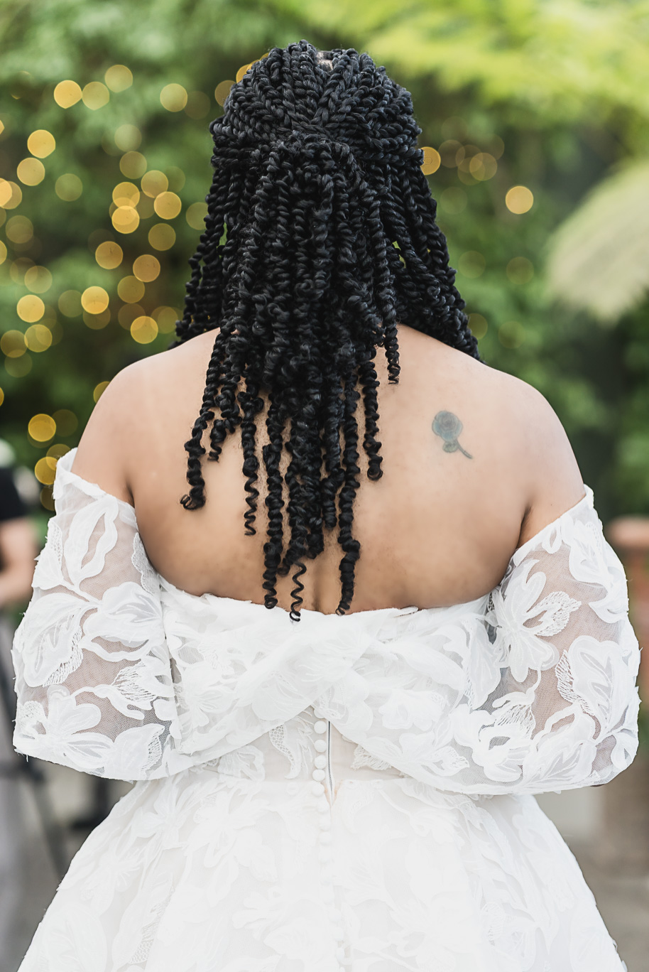 An elegant fall Planterra Conservatory wedding captured by Kari Dawson + Co in Bloomfield Hills, Michigan. This Euro-inspired greenhouse celebration featured lush floral design, golden candlelight, and heartfelt vows beneath the glass canopy. Perfect inspiration for couples dreaming of a romantic Michigan wedding surrounded by nature and timeless architecture.