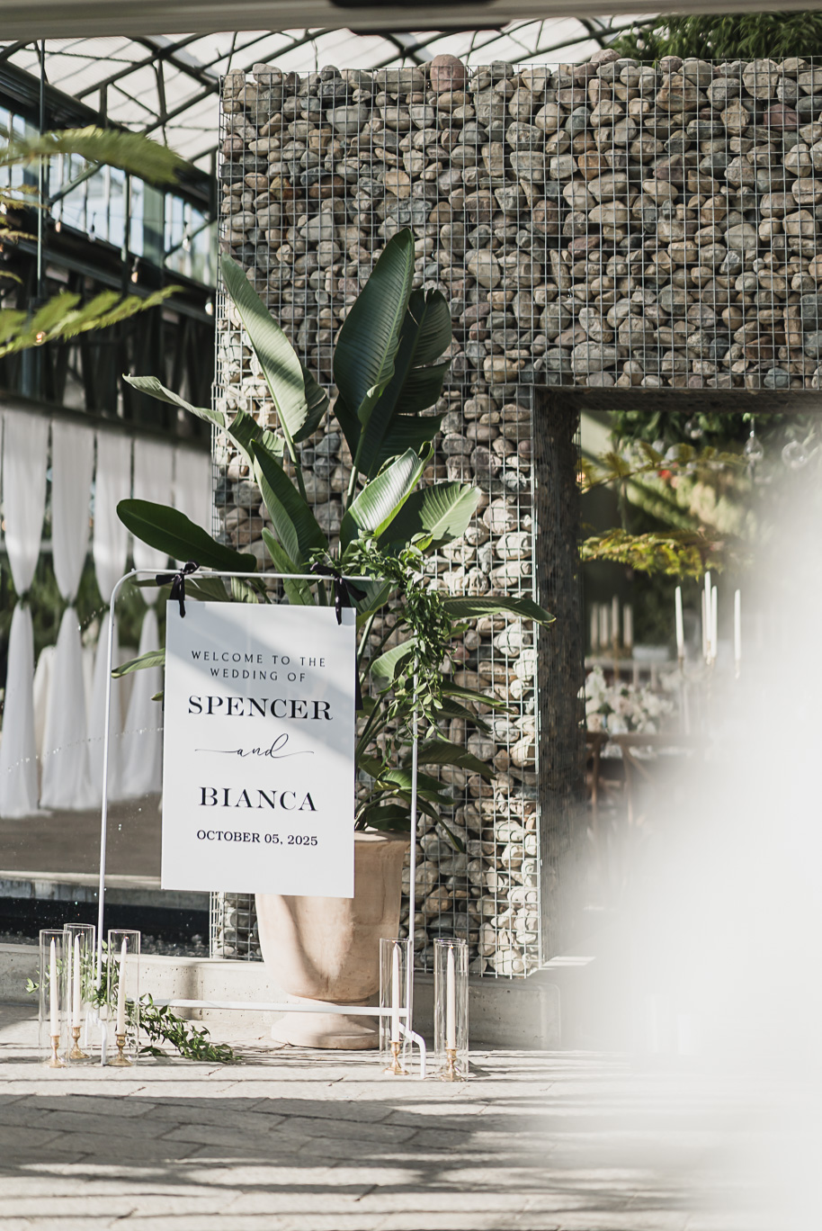 An elegant fall Planterra Conservatory wedding captured by Kari Dawson + Co in Bloomfield Hills, Michigan. This Euro-inspired greenhouse celebration featured lush floral design, golden candlelight, and heartfelt vows beneath the glass canopy. Perfect inspiration for couples dreaming of a romantic Michigan wedding surrounded by nature and timeless architecture.
