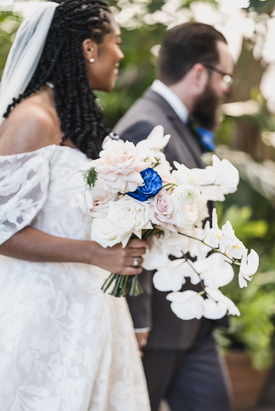 An elegant fall Planterra Conservatory wedding captured by Kari Dawson + Co in Bloomfield Hills, Michigan. This Euro-inspired greenhouse celebration featured lush floral design, golden candlelight, and heartfelt vows beneath the glass canopy. Perfect inspiration for couples dreaming of a romantic Michigan wedding surrounded by nature and timeless architecture.