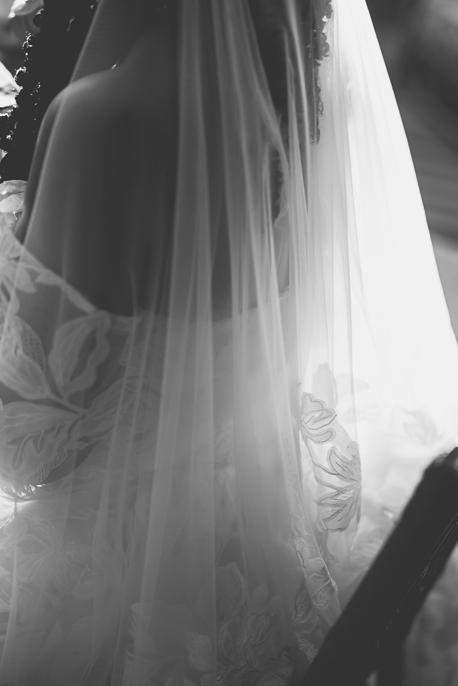 An elegant fall Planterra Conservatory wedding captured by Kari Dawson + Co in Bloomfield Hills, Michigan. This Euro-inspired greenhouse celebration featured lush floral design, golden candlelight, and heartfelt vows beneath the glass canopy. Perfect inspiration for couples dreaming of a romantic Michigan wedding surrounded by nature and timeless architecture.